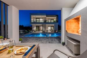 Modern 4BR Private Villa - Pool, Jacuzzi, Gaming Room