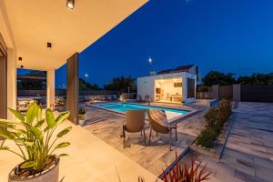 Modern 4BR Private Villa - Pool, Jacuzzi, Gaming Room