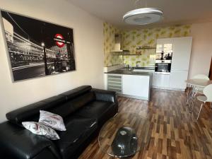 Sun-Filled Cozy Apartment with Park View Balcony - 2 min to Ondrej Nepela Arena