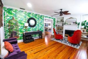 Luxurious Moody Manor Estate close to Downtown and the Beach!