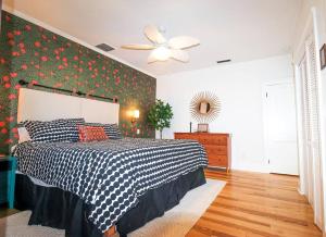 Luxurious Moody Manor Estate close to Downtown and the Beach!