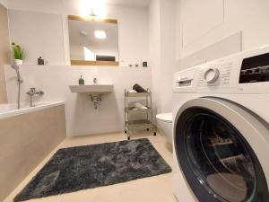 Luxury apartment castle view free garage