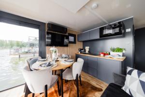 Domek na wodzie - Houseboat -sauna, taras na dachu, dwie sypialnie