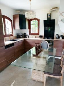 Maisons de vacances Maison avec jardin 6 min du RER : photos des chambres