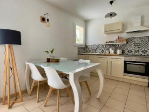 Appartements Charmante Maison avec Jacuzzi et Parking : photos des chambres
