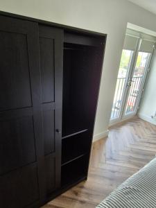 Spacious City Apartment & Free Parking