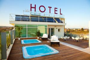 Breaking Business Hotel