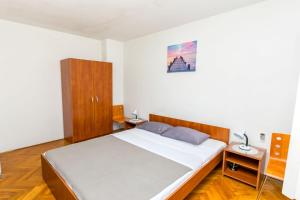 Apartment and Rooms Angela