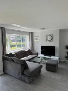 Oxford, 2 Bedroom Private Flat with Parking - Oddington