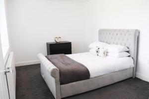 Spacious 2 Bedroom Home Next To Queen Victoria Hospital