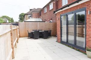 Spacious 2 Bedroom Home Next To Queen Victoria Hospital