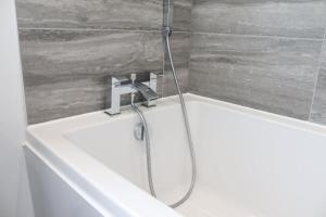 Spacious 2 Bedroom Home Next To Queen Victoria Hospital