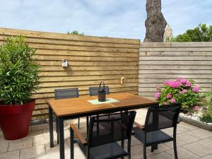 Charmante maison rénovée au calme avec jardin privatif, à 500m des plages et proche commerces - FR-1-306-1082