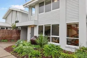 Seaside on The Parade- Sleeps 4, 2 bathroom, aircon, walk to shops! 11am check out - 巴旺赫兹