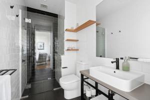 Devlin 103 Luxe Apartment