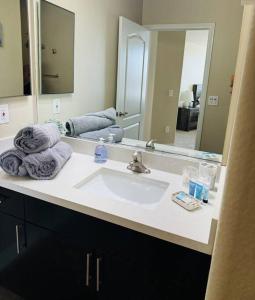 Oasis 2 bedroom minutes to the marina