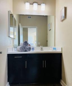 Oasis 2 bedroom minutes to the marina