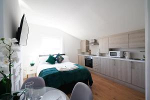 NEW Central Studio Apartment London 4