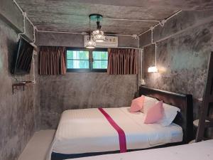 Alaska pool cafe&homestay2