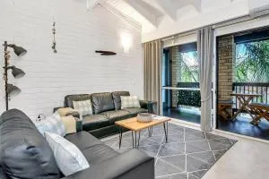 'Treetops at Glenelg' Coastal Stay with Leafy Patio - Plympton