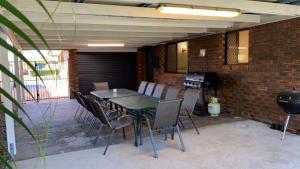 Lowset pet friendly home, with room for a boat, Palm Ave, Bongaree