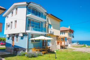 Summer Blue - Holiday House