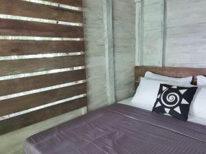 Knuckles Backpackers Hut with waterfall view