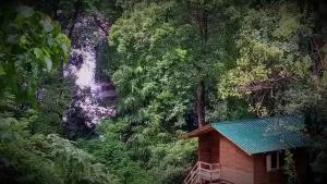Knuckles Backpackers Hut with waterfall view - Meda-Ela