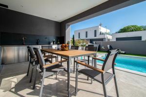 Designer Villa Luna near the sea in Volme , Pula