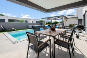 Designer Villa Luna near the sea in Volme , Pula