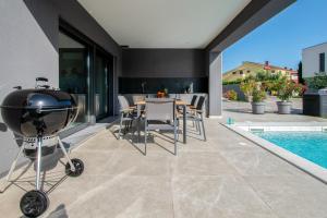 Designer Villa Luna near the sea in Volme , Pula