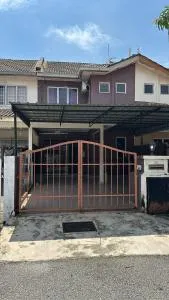 Homestay Arlin Puchong Utama - Kampong Tanah Liat