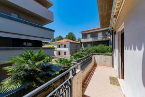 GuestHost - Two-Levels Apartment with Balconies near the Beach