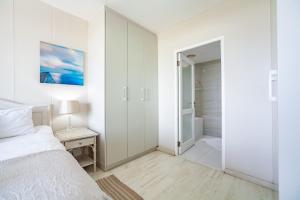 Luxury Private Beachfront 2 bedroom Dolphin Apartment, Blouberg, Cape Town