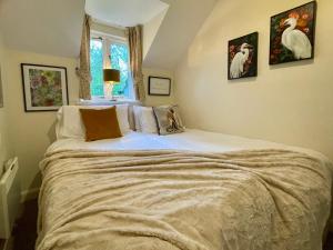 Cosy Cotswold Lodge by Your Home Here - ideal for families, log-burner, spa, private parking, EV Hookup included and heated swimming pools