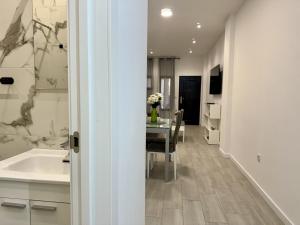 Alcala Galiano 81 by United Renters