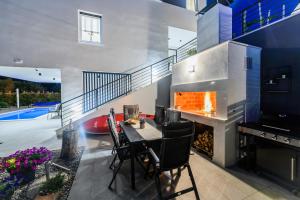 Luxury apartment Perla in Villa with heated pool