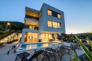 Luxury apartment Perla in Villa with heated pool