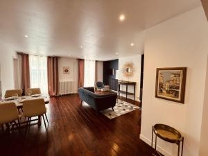 Escalier dOr ConciergerieDameCarcas