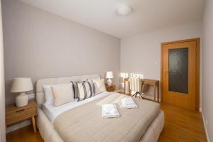 Metro Imielin 2-Bedroom Apartment by BookingHost