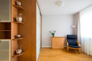 Metro Imielin 2-Bedroom Apartment by BookingHost