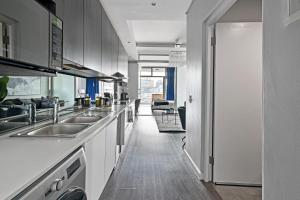 Yaya - Modern Apartment with City, Ocean & Mountain views!