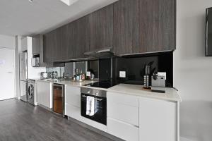 Yaya - Modern Apartment with City, Ocean & Mountain views!