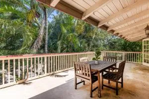 Spacious North Shore Apartment Near V-Land - Waimea