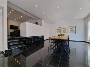 RAJ Living - 280m2 Haus mit 10 Schlafzimmern - Waschmaschine - Trockner - Innenhof - Viersen