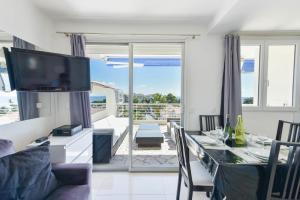 Cozy top-floor 2-Br apartment terrace and sea view
