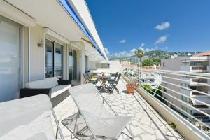 Cozy top-floor 2-Br apartment terrace and sea view
