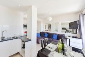 Cozy top-floor 2-Br apartment terrace and sea view