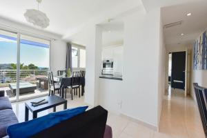 Cozy top-floor 2-Br apartment terrace and sea view