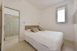 1-bedroom apartment walk to beach garage